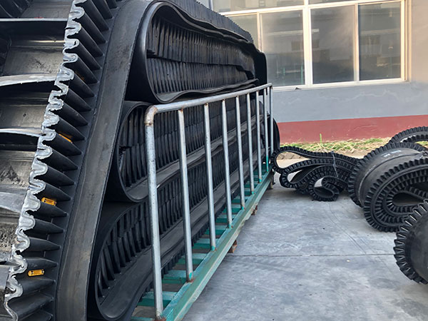 输送带：是拽引和承载物料主构件